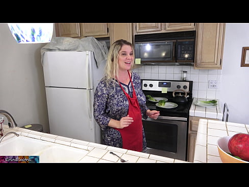 ❤️ A madrasta a ordenhá-lo na cozinha antes do seu encontro ❤️ Porno real em porno pt.com-porn-hat.ru ❌️